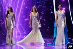 Miss Tailandia Anntonia Porsild, de izquierda a derecha, Miss Australia Moraya Wilson y Miss Nicaragua Sheynnis Palacios, reaccionan después de ser nombradas las tres finalistas del concurso 72 de Miss Universo, en San Salvador, El Salvador, el sábado 18 de noviembre de 2023.