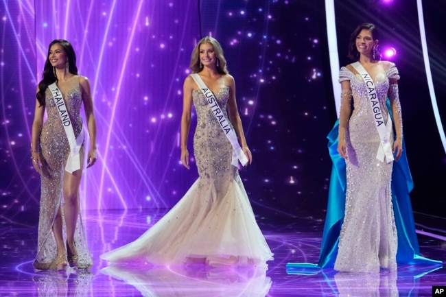 Miss Tailandia Anntonia Porsild, de izquierda a derecha, Miss Australia Moraya Wilson y Miss Nicaragua Sheynnis Palacios, reaccionan después de ser nombradas las tres finalistas del concurso 72 de Miss Universo, en San Salvador, El Salvador, el sábado 18 de noviembre de 2023.