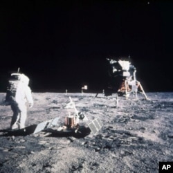 چاند پر قدم رکھنے والا پہلا خلاباز امریکی تھا۔ یہ کارنامہ 20 جولائی 1969 میں نیل آرمسٹرانگ اور ایڈون ایلڈرین نے سرانجام دیا تھا۔ اس تصویر میں ایلڈرین چاند پر اترنےوالی گاڑی کے ساتھ نظر آ رہے ہیں۔