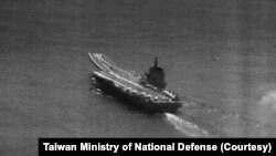2023年4月24日，台灣國防部發現中國解放軍山東號航母在距離台灣120海裡的東南方海域進行訓練。（圖片來自台灣國防部推特）