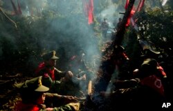 Anggota Tentara Pembebasan Nasional Taang berkumpul di hutan dengan lereng bukit yang curam di Mar Wong, desa di negara bagian Shan utara, Myanmar, 12 Januari 2015. (AP/Gemunu Amarasinghe)