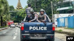 Polisi wakifanya doria Julai 19 2023, Siku ya maadhimisho ya kumbukumbu ya mauaji ya viongozi wa uhuru akiwemo jenerali Aung San, baba yake Aung San Suu Kyi. Picha na AFP