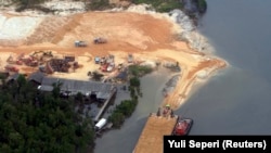 Sebuah tongkang memuat pasir, untuk diekspor ke Singapura, dari area pertambangan di Pulau Bintan, 7 Februari 2007. (Foto: REUTERS/Yuli Seperi)