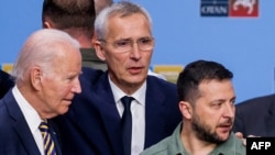 (Desde la izquierda) El presidente de EEUU, Joe Biden, el secretario general de la OTAN, Jens Stoltenberg, y el presidente de Ucrania, Volodymyr Zelenskyy, hablan antes de una sesión de trabajo sobre Ucrania durante la cumbre de la OTAN, en Vilna, el 12 de julio de 2023.