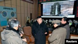 북한이 지난 2012년 12월 광명성 3호 2호기 위성을 발사했다며, 김정은 국무위원장이 철산군 서해위성발사장을 방문한 사진을 공개했다.
