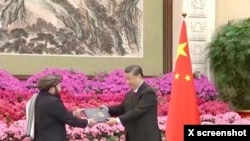 Duta Besar Taliban untuk China, Bilal Karimi (kiri), menyerahkan kredensialnya kepada Presiden China Xi Jinping, dalam foto yang diunggah di platform X oleh juru bicara Taliban, Abdul Qahar Balkhi, pada 30 Januari 2024. (Foto: courtesy)