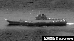 中國海軍山東號航空母艦戰鬥群穿越巴士海峽進入西太平洋。 （圖片來自台灣國防部推特）