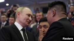 19일 북한을 방문 중인 블라디미르 푸틴 러시아 대통령이 김정은 북한 국무위원장과 함께 평양에서 열린 갈라 콘서트에 참석했다.