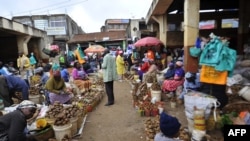 Wafanya biashara wadogo wadogo wakiuza viazi katika soko la Kabete, lililoko nje ya jiji la Nairobi. PICHA YA AFP / SIMON MAINA.