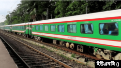 পাবনার ঈশ্বরদীতে কলকাতাগামী চলন্ত মৈত্রী এক্সপ্রেস।