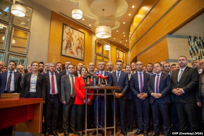 Özel, CHP'nin en üst düzey yönetim organı Parti Meclisi seçimi için 81 il örgütünün başkanlarıyla buluştu.