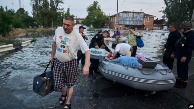 Ekipet e shpëtimit evakuojnë banorët nga rajoni i Khersonit, Ukrainë, 6 qershor 2023.