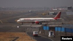 Máy bay của Air India trên đường băng tại sân bay quốc tế Chhatrapati Shivaji ở Mumbai, Ấn Độ, vào ngày 14 tháng 2 năm 2023.