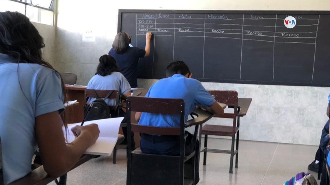 Escuelas en Venezuela recurren al ajuste de horarios como estrategia para avanzar en medio de las carencias. [Foto: Fabiana Rondón/VOA]