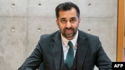 Pemimpin Partai Nasional Skotlandia (SNP), Humza Yousaf menandatangani formulir pencalonan untuk menjadi Perdana Menteri Skotlandia di Edinburgh, menjelang pemungutan suara anggota parlemen, 28 Maret 2023.( Jane Barlow / POOL / AFP)