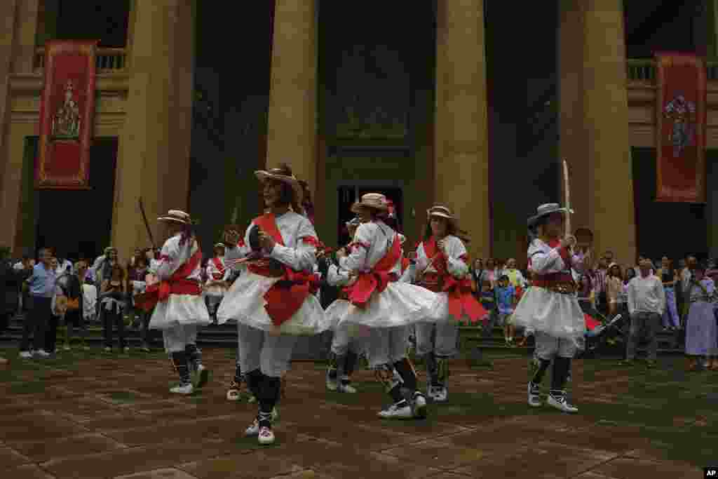 Група танчери учествуваат за време на поворката Корпус Кристи, во Памплона, северна Шпанија.