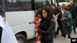 나고르노-카라바흐 지역 주민들이 25일 아르메니아 고리스에 도착하고 있다. 
