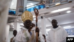 Dans la cathédrale de Dakar, le cardinal Sarah, prélat originaire de la Guinée, a défendu les vues traditionalistes pour lesquelles il est bien connu.