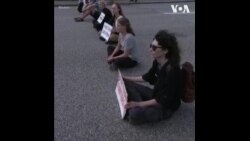 气候活动人士桑伯格刚被法庭罚款就去参加抗议被警察带走 