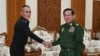 2023年12月27日，缅甸军政府领导人敏昂莱（右）大将在内比都与泰国皇家武装部队联合作战局局长贾卡蓬·詹彭（左）中将握手。（法新社照片）