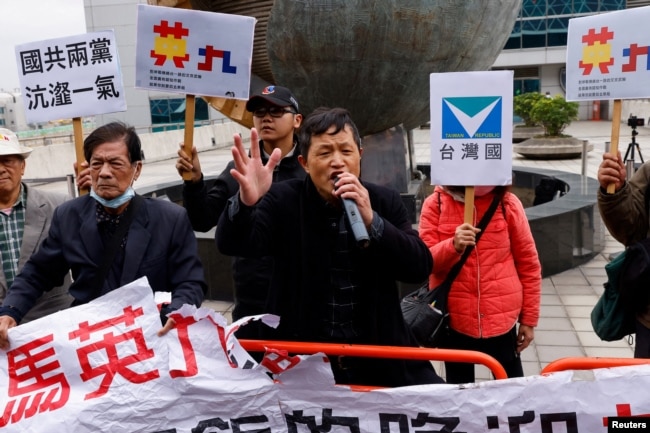 反对台湾前总统马英九访问中国大陆的民众在台北桃园机场外举行抗议。（2023年3月27日）