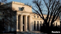 ABD Merkez Bankası, Federal Açık Piyasa Komitesi'nin iki gün süren toplantısı sonucu faizleri sabit tutma kararı aldı, enflasyon risklerine karşı son derece dikkatli olmaya devam edildiği kaydedildi. 