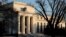 FILE: Gedung Federal Reserve (The Fed) di Washington, Amerika Serikat, 26 Januari 2022. (REUTERS/Joshua Roberts)