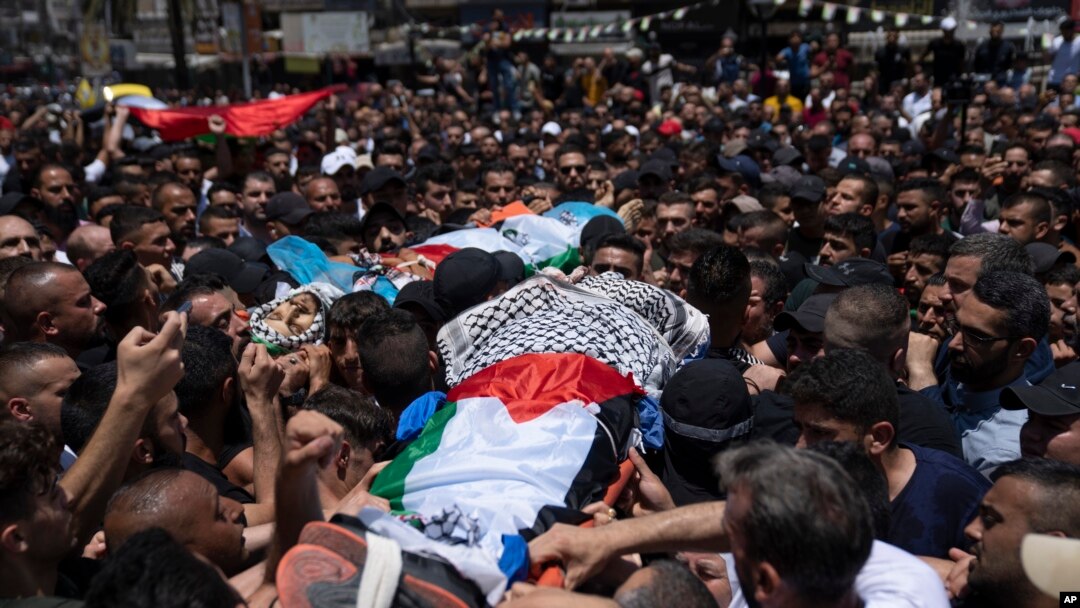 Para pelayat Palestina membawa jenazah Hamza Maqbool, 32, belakang dan Khayri Shaheen, 34, saat pemakaman mereka di kota Nablus, Tepi Barat, Jumat, 7 Juli 2023. (Foto: AP)