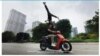 Hai ông Quốc Cơ, Quốc Nghiệp làm xiếc quảng cáo xe máy (ảnh chụp màn hình báo Thanh Niên, 26/10/2023).