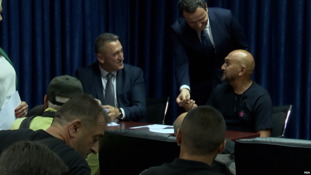 Ministar za zajednice i povratak u Vladi Kosova Nenad Rašić, premijer Kosova Aljbin Kurti i jedan od dobitnika grantova, u Prištini, 19. setembra 2023.