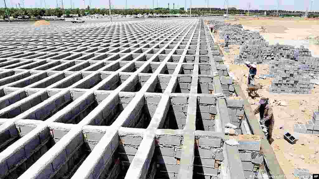 &nbsp;پلازمینه تهران کې د بهشت ​​زهرا په هدیره کې چمتو شوي قبرونه