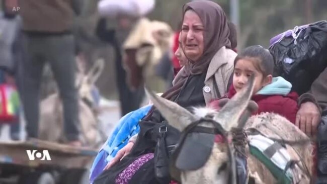 هەزاران فەلەستینی بەردەوامن لە هەڵاتن لە خان یونسەوە بەرەو ڕەفەح نزیک سنووری میسر 