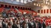 Dalam foto yang dirilis oleh Navajo Technical University, sejumlah mahasiwa berdiri dalam acara wisuda yang digelar di Crownpoint, New Mexico, pada 16 Desember 2022. (Foto: Wafa Hozien/Navajo Technical University via AP)