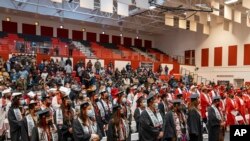 Dalam foto yang dirilis oleh Navajo Technical University, sejumlah mahasiwa berdiri dalam acara wisuda yang digelar di Crownpoint, New Mexico, pada 16 Desember 2022. (Foto: Wafa Hozien/Navajo Technical University via AP)