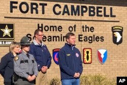 Gubernur Kentucky Andy Beshear (tengah), hadir dalam konferensi pers untuk membahas kecelakaan helikopter di Fort Campbell, Kentucky, 30 Maret 2023.