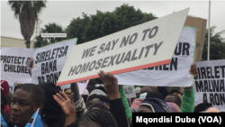 Miembros de la Fraternidad Evangélica de Botswana durante una protesta contra un proyecto de ley que busca legalizar las relaciones entre personas del mismo sexo celebrada en Gaborone, el 22 de julio de 2023.