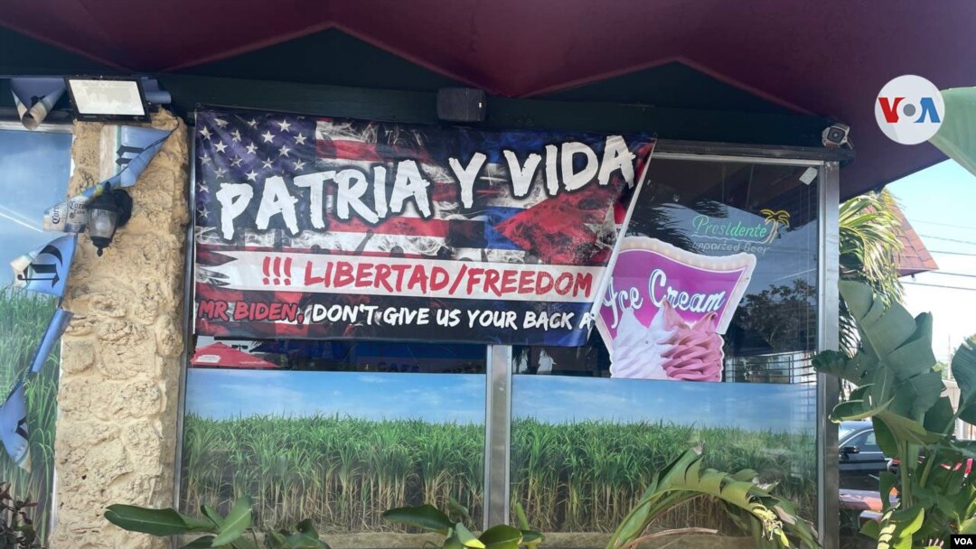 Cartel con la consigna Patria y Vida puede verse al frente del Restaurante Capri, en Palm Beach, Florida, EEUU, el 4 de abril de 2023. . Foto: Luis Felipe Rojas, VOA.