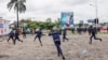 Polícia da República Democrática do Congo (RDC) reprime manifestação do líder da oposição Martin Fayulu, em Kinshasa, 27 de dezembro de 2023