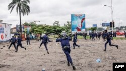 Polícia da República Democrática do Congo (RDC) reprime manifestação do líder da oposição Martin Fayulu, em Kinshasa, 27 de dezembro de 2023