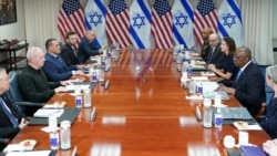 Menteri Pertahanan AS Lloyd Austin (kanan) dan Menteri Pertahanan Israel Yoav Gallant bertemu di Pentagon, AS, 25 Juni 2024. 