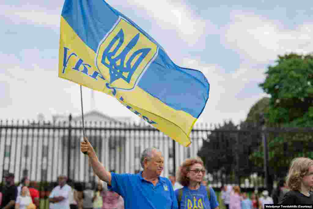 Українські активісти у Вашингтоні влаштували акцію біля Білого дому з нагоди 500 днів з моменту повномасштабного вторгнення Росії в Україну.