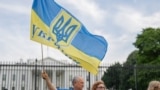 Українські активісти у Вашингтоні влаштували акцію біля Білого дому з нагоди 500 днів з моменту повномасштабного вторгнення Росії в Україну.