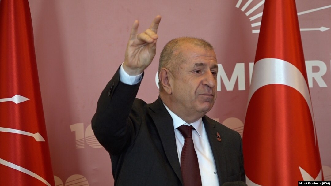 VOA Türkçe’nin bozkurt işareti sorusu üzerine Ümit Özdağ, eliyle bozkurt işareti yaptı.
