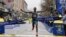 Kenijac Evans Čebet prolazi kroz finiš na 127. Bostonskom maratonu, 17. aprila 2023. 