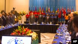 El presidente de Haití, Jovenel Moise, al centro, con el secretario general de CARICOM, Irwin Larocque, de Dominica, a la izquierda, y el primer ministro de Granada, Keith Mitchell, durante la Cumbre de CARICOM en Puerto Príncipe, Haití, el 26 de febrero de 2018.