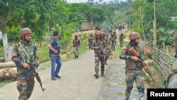 ভারতের উত্তর-পূর্ব রাজ্য মণিপুরের পাহাড় ও উপত্যকা এলাকায় নিরাপত্তা অভিযান চলাকালীন ভারতীয় সেনা সৈন্যরা টহল দিচ্ছে। ৭ জুন, ২০২৩। 