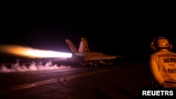 一架战斗机从美国“艾森豪威尔号”航母上起飞，打击也门胡塞武装的目标。（2024年2月3日）