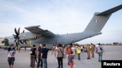 法国空军一架飞机将一些外国侨民从苏丹撤离到吉布提。（路透社）