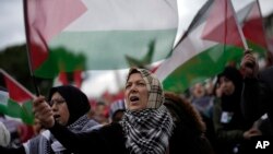 Orang-orang melakukan protes untuk mendukung warga Palestina di Gaza selama unjuk rasa di Istanbul, Turki, 17 Februari 2024. (Foto: AP)