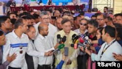 জাতীয় সংসদ ভবন প্রাঙ্গণে এক অনুষ্ঠান শেষে সাংবাদিকদের সঙ্গে পররাষ্ট্রমন্ত্রী ও আওয়ামী লীগের যুগ্ম সাধারণ সম্পাদক ড. হাছান মাহমুদ।